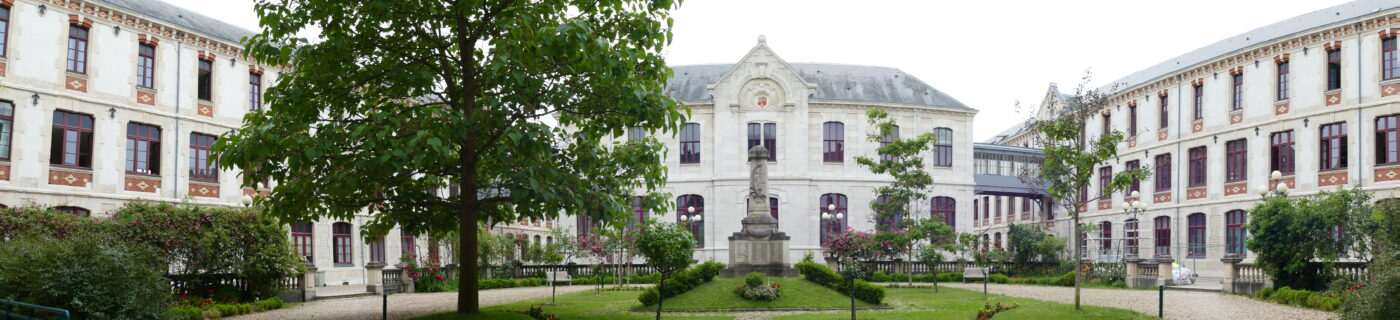 Cour d'honneur du lycée Carnot